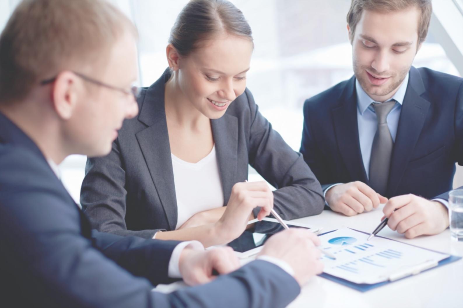 Investoren diskutieren Strategien in einer modernen Arbeitsumgebung